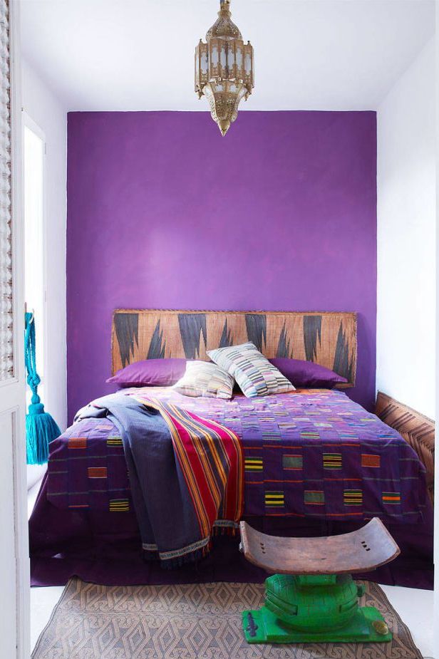 Une petite chambre peinte en violet