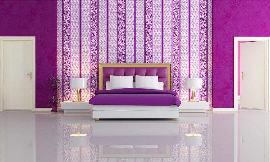 Chambre spacieuse décorée par un papier peint violet à motif